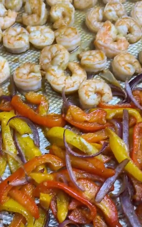 Shrimp and peppers sheet pan dinners