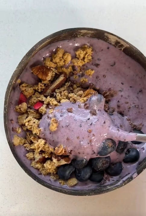  berry-banana smoothie bowl
