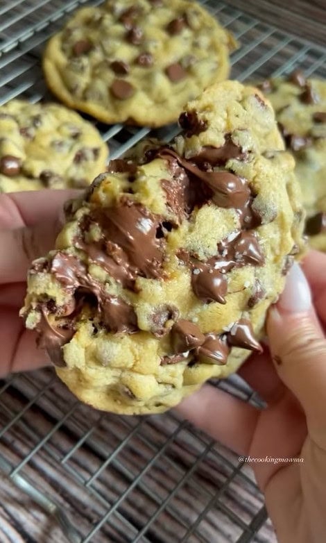 Crumbl Chocolate Chip Cookies