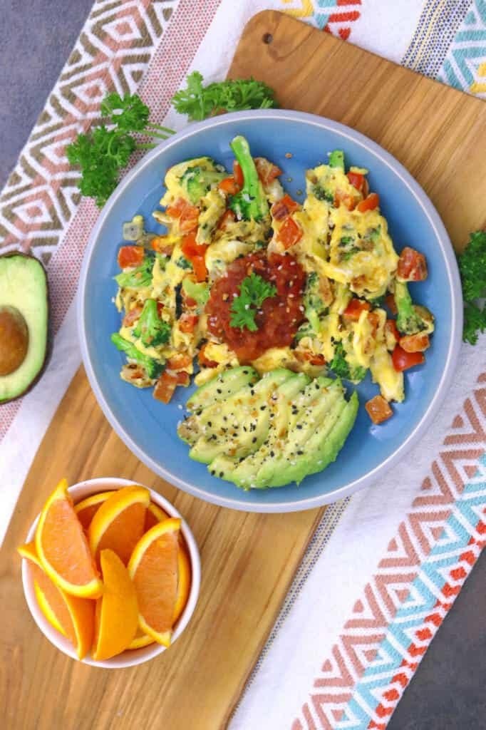 Egg and veggie scramble with spinach and peppers, a quick high protein low calorie meal